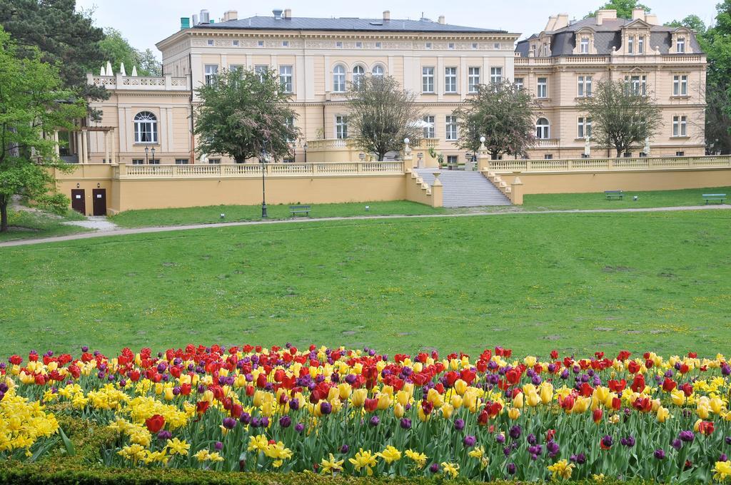 Zespol Palacowo-Parkowy W Ostromecku Ostromecko Exterior photo
